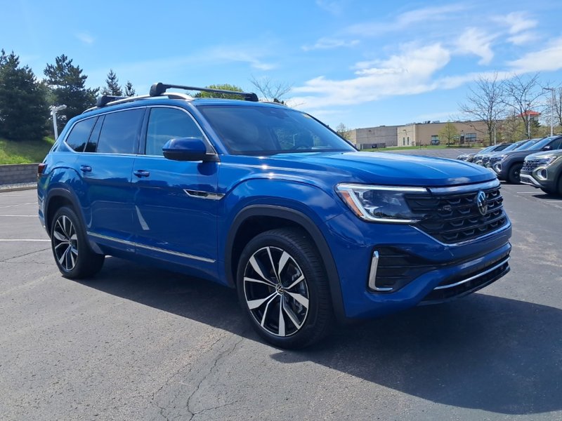 Certified 2025 Volkswagen Atlas SEL Premium R-Line image 1