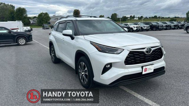 Certified 2023 Toyota Highlander L image 1
