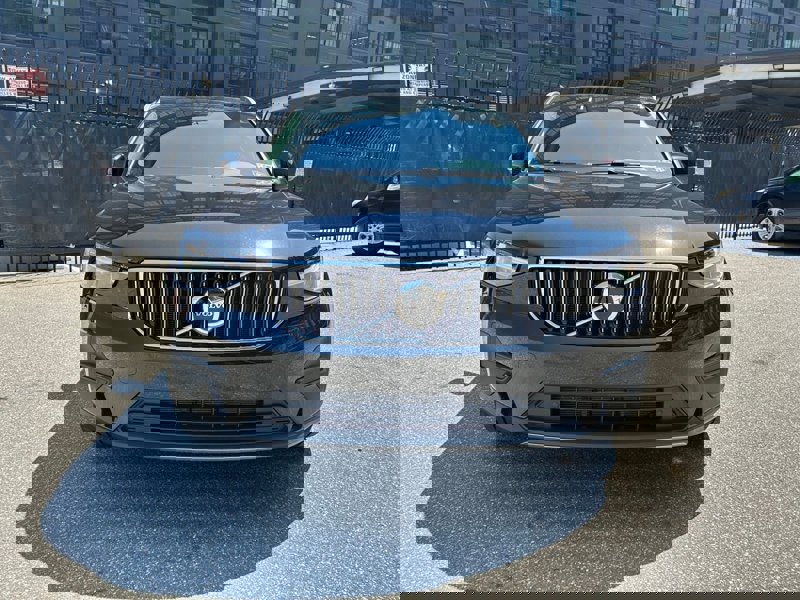 Certified 2025 Volvo XC40 B5 Core image 1