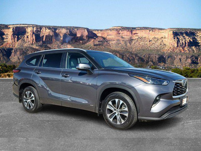 Certified 2023 Toyota Highlander XLE image 1