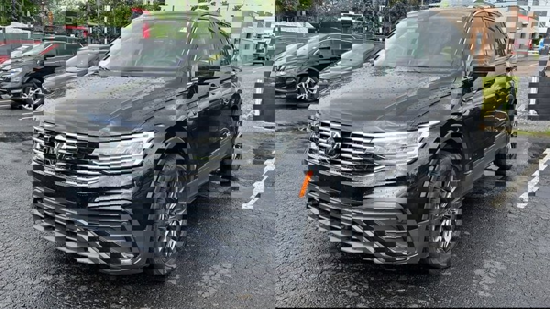 Used 2024 Volkswagen Tiguan SE image 1