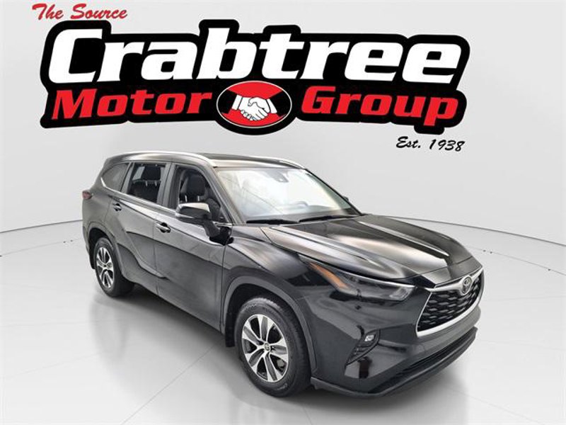 Certified 2024 Toyota Highlander XLE image 1