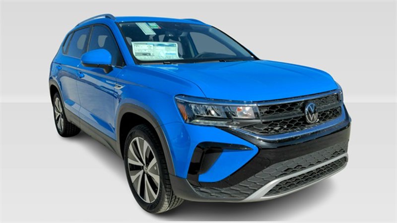 Certified 2024 Volkswagen Taos SE image 1