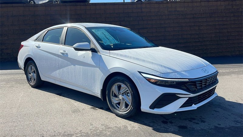 Certified 2025 Hyundai Elantra SE image 1