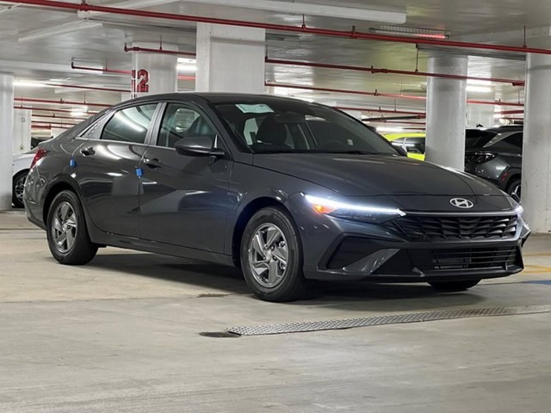 Certified 2024 Hyundai Elantra SE image 1