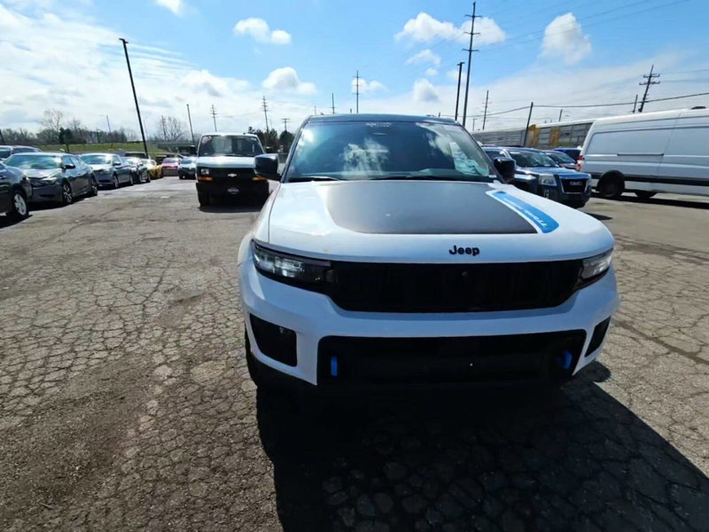 Used 2024 Jeep Grand Cherokee Trailhawk image 1