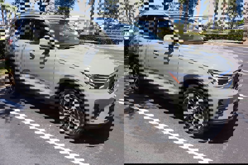 Certified 2024 Volvo XC40 B5 Plus image 1