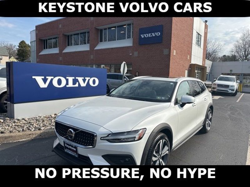 Certified 2024 Volvo V60 B5 Cross Country Plus image 1