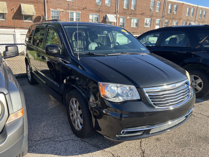 Used 2014 Chrysler Town & Country Touring image 1