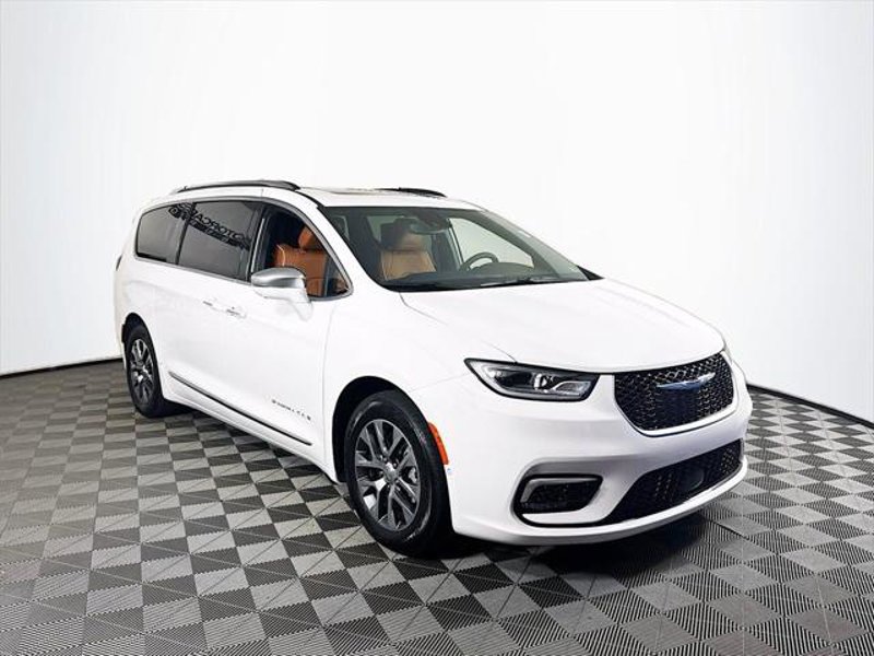 Certified 2024 Chrysler Pacifica Pinnacle image 1