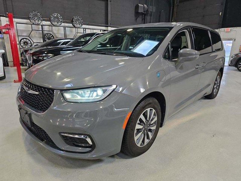 Certified 2022 Chrysler Pacifica Touring-L image 1