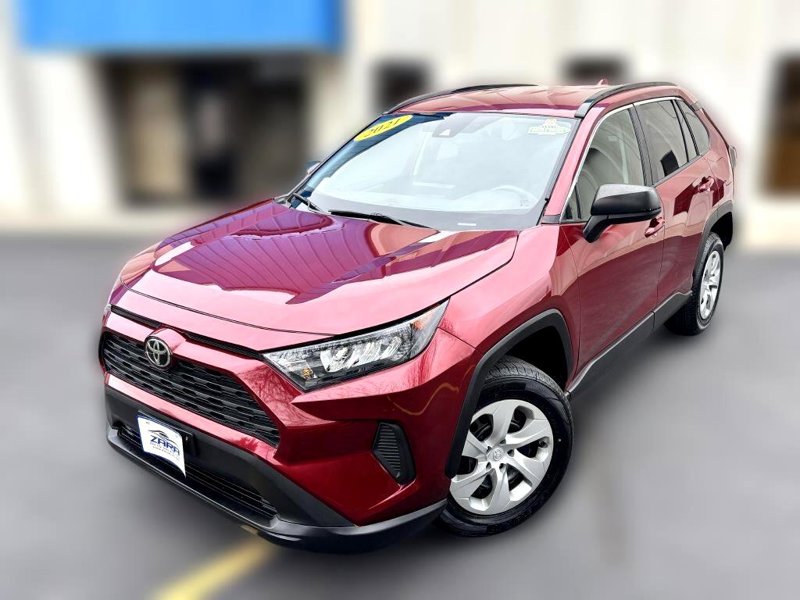 Used 2021 Toyota RAV4 LE image 1