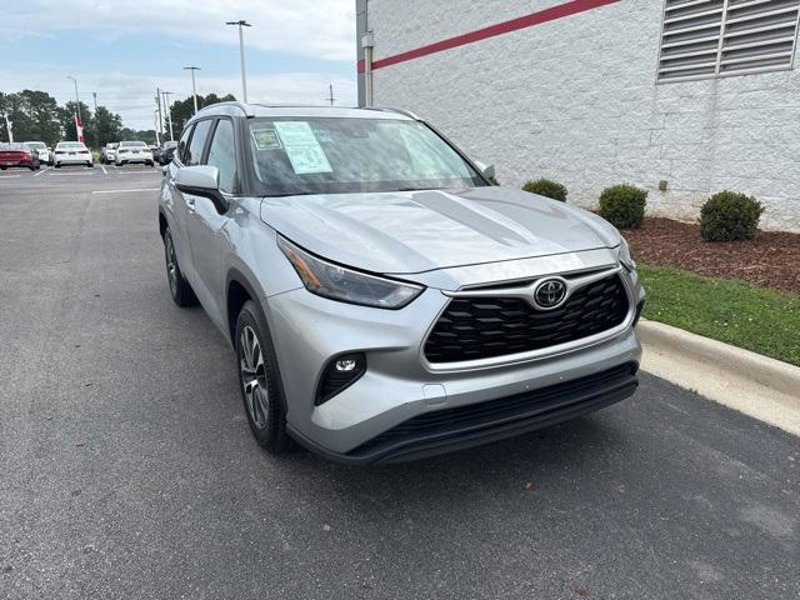 Certified 2023 Toyota Highlander XLE image 1