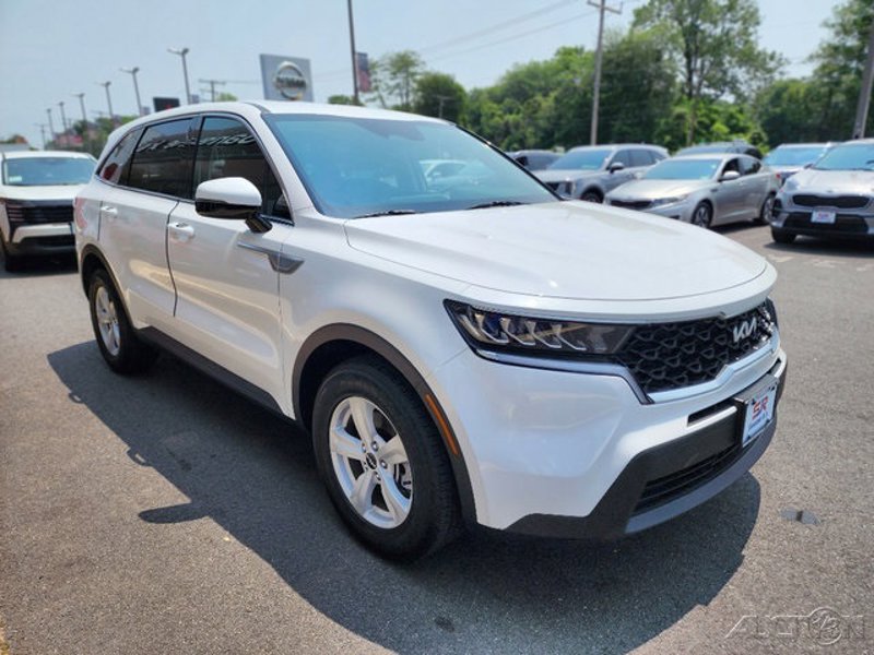 Certified 2022 Kia Sorento LX image 1