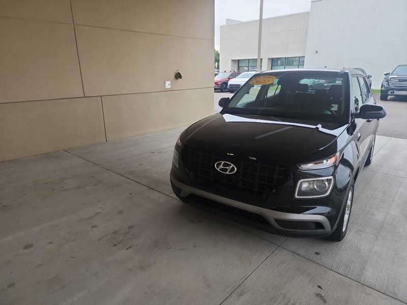 Certified 2022 Hyundai Venue SE image 1
