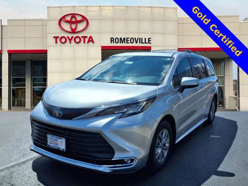 Certified 2023 Toyota Sienna XLE image 1