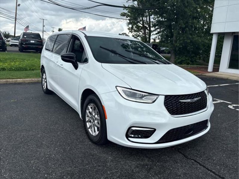 Certified 2025 Chrysler Pacifica Select image 1