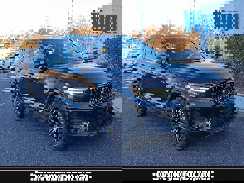 Certified 2025 Volvo XC40 B5 Core image 1