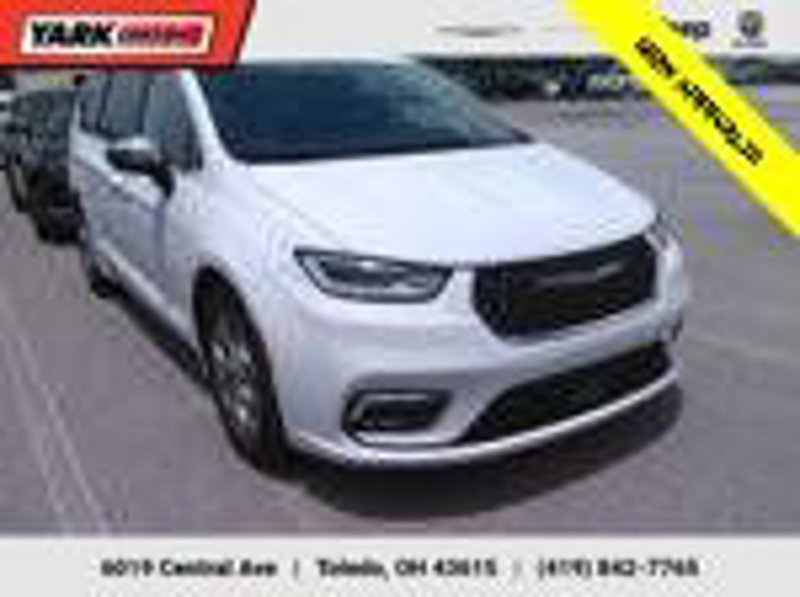 Used 2023 Chrysler Pacifica Limited image 1