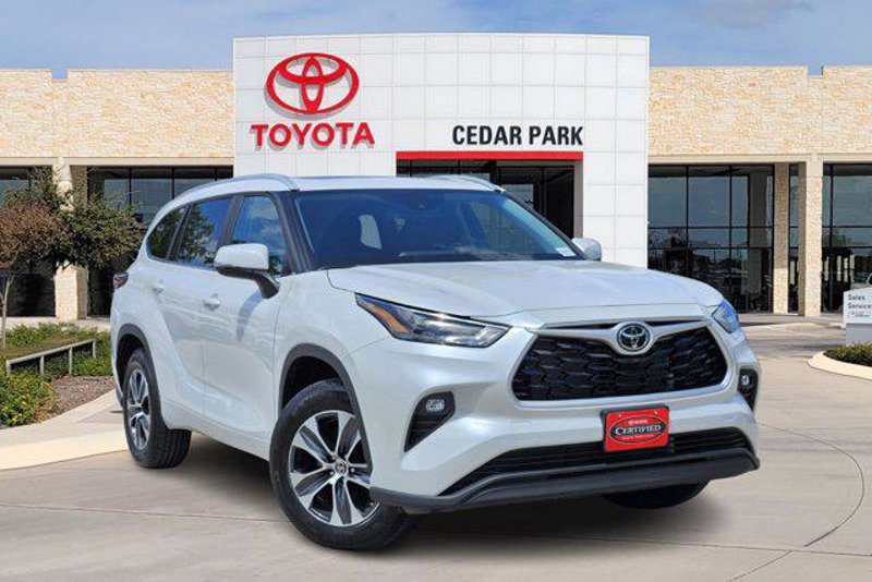 Certified 2025 Toyota Highlander XLE image 1
