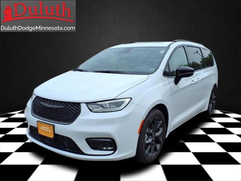 Certified 2025 Chrysler Pacifica Limited image 1
