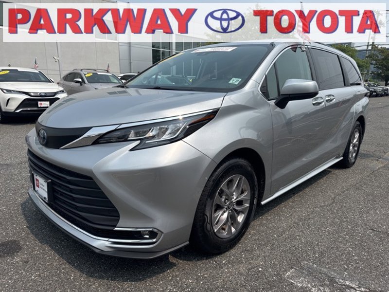 Certified 2022 Toyota Sienna XLE image 1