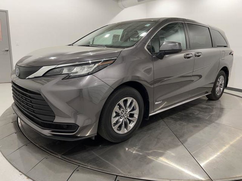Certified 2021 Toyota Sienna LE image 1