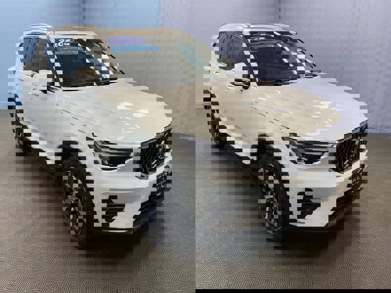 Certified 2025 Volvo XC40 B5 Plus image 1