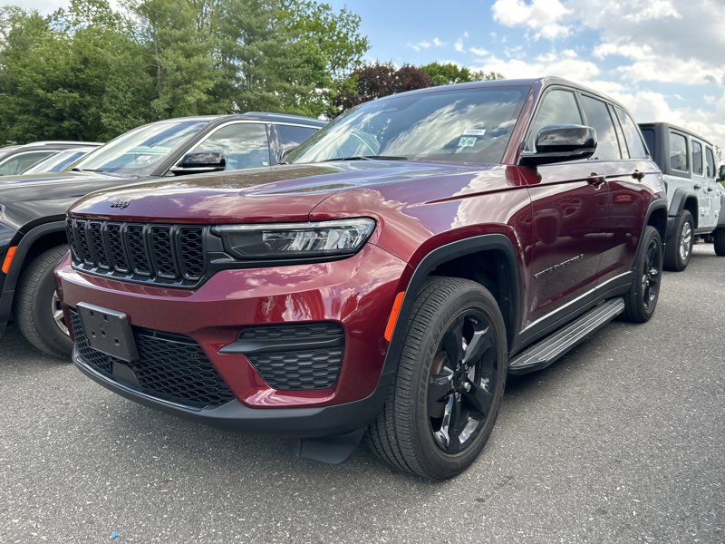Used 2023 Jeep Grand Cherokee Altitude image 1