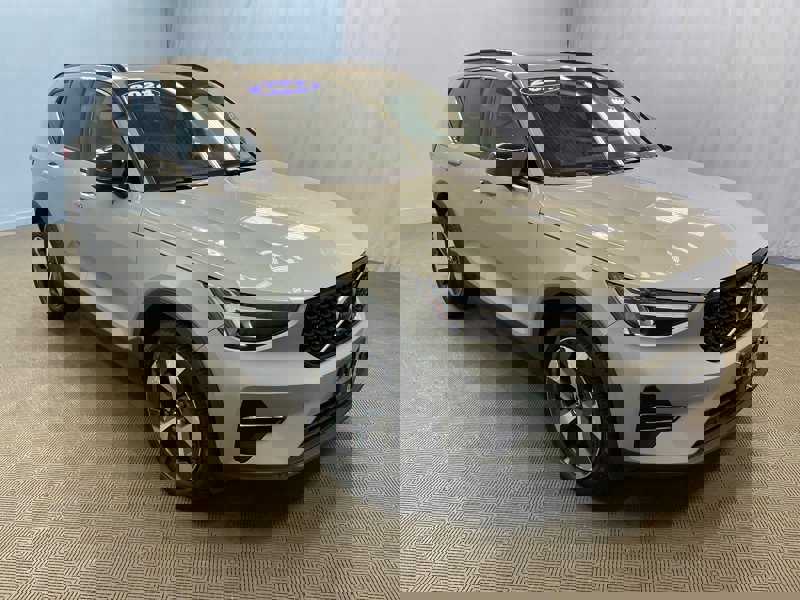 Certified 2024 Volvo XC40 B5 Core image 1