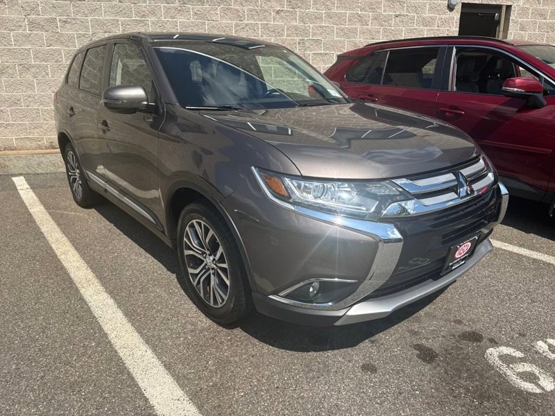 Used 2017 Mitsubishi Outlander SE image 1