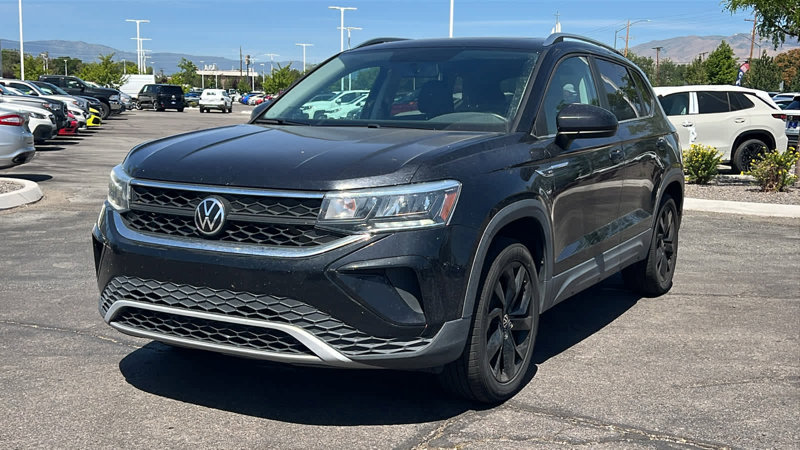 Certified 2022 Volkswagen Taos SE w/ Panoramic Sunroof Package image 1