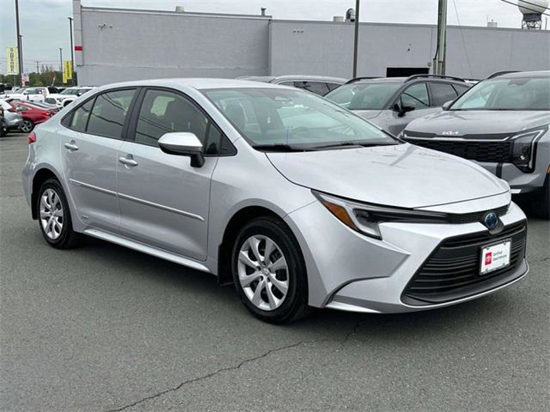 Certified 2025 Toyota Corolla LE image 1
