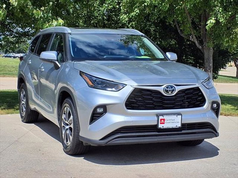 Certified 2023 Toyota Highlander XLE image 1