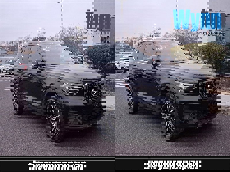 Certified 2025 Volvo XC40 B5 Core image 1
