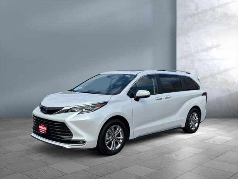 Certified 2024 Toyota Sienna Platinum image 1