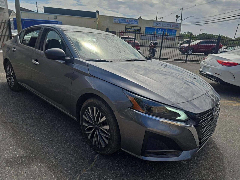 Used 2024 Nissan Altima 2.5 SV image 1
