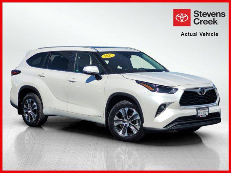Certified 2025 Toyota Highlander XLE image 1