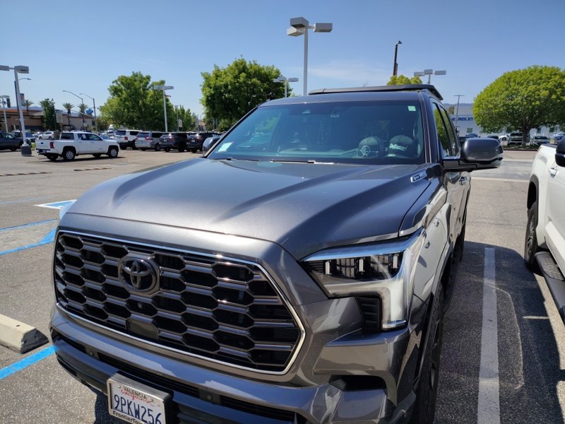 Used 2025 Toyota Sequoia Platinum image 1
