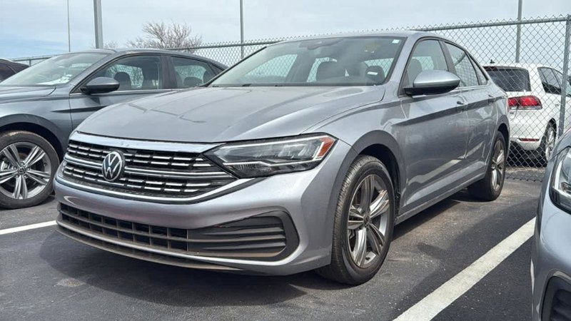 Used 2024 Volkswagen Jetta SE image 1
