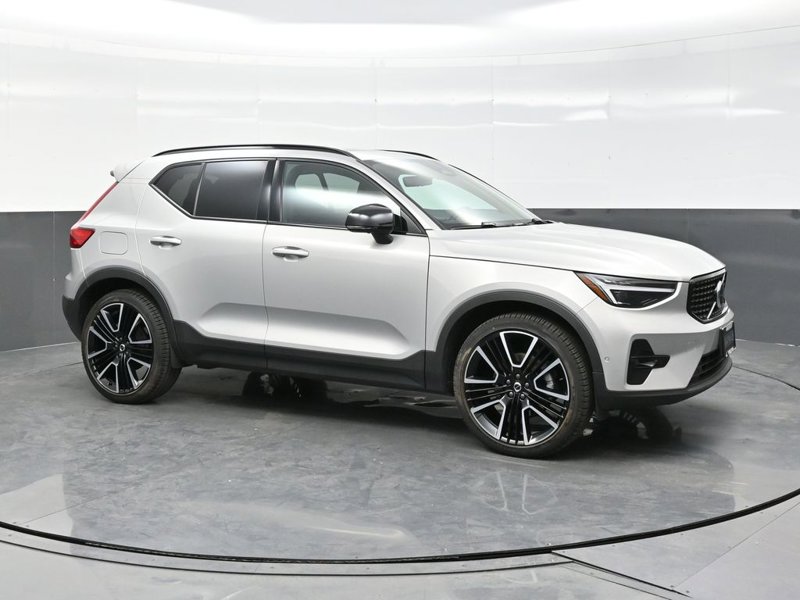 Certified 2025 Volvo XC40 B5 Ultra w/ Climate Package image 1