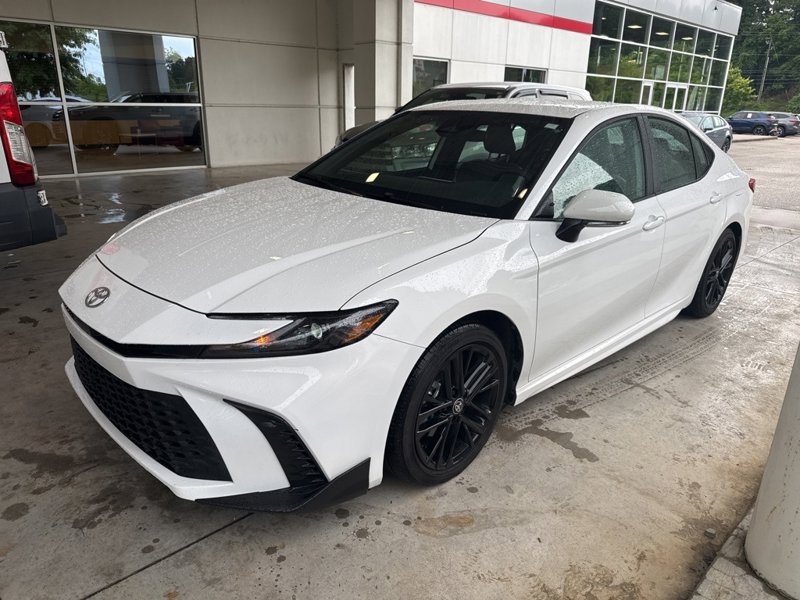 Used 2025 Toyota Camry SE image 1