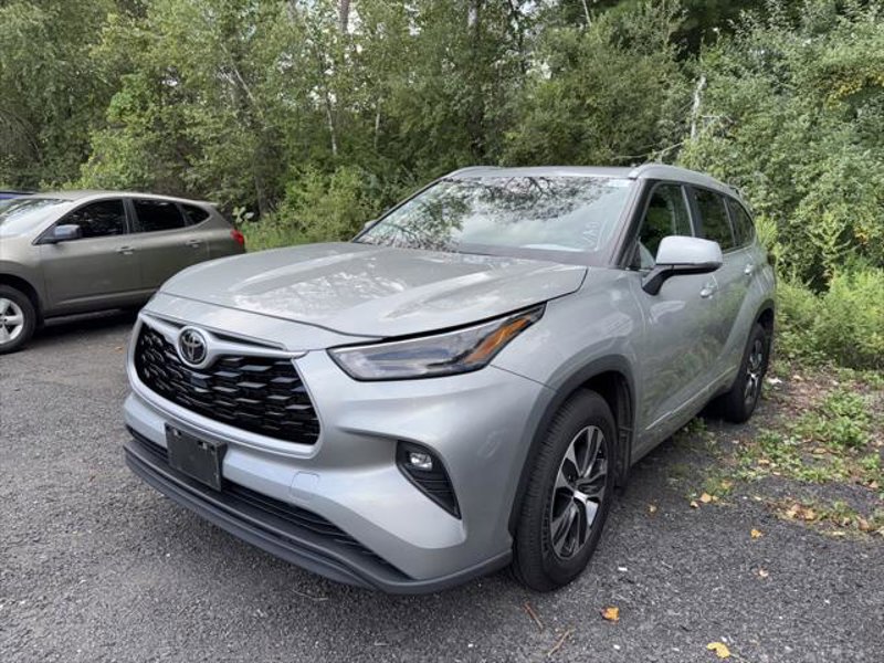 Certified 2023 Toyota Highlander XLE image 1