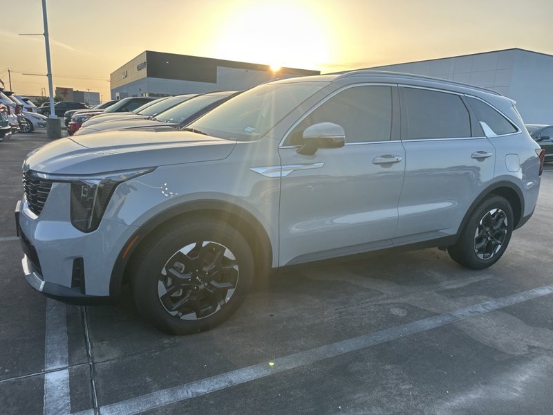 Certified 2025 Kia Sorento S image 1