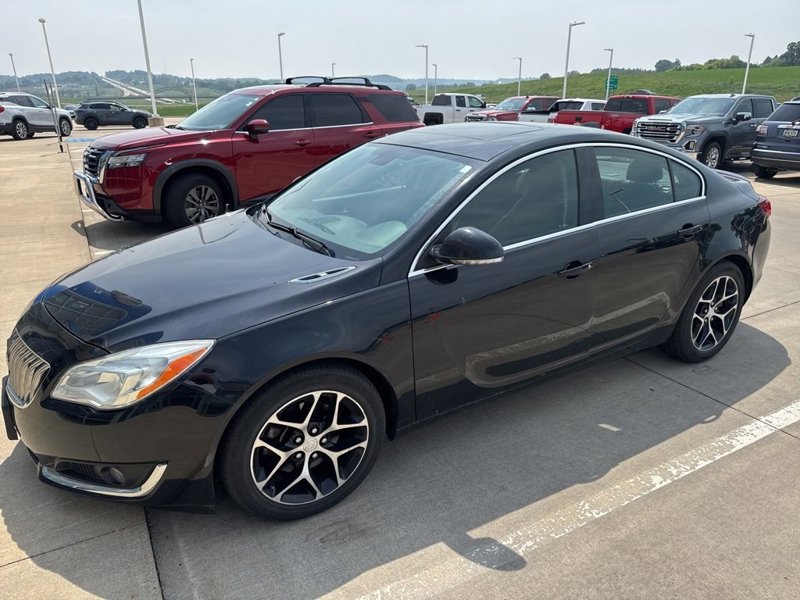Used 2017 Buick Regal Sport Touring image 1