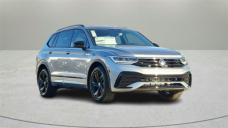 Certified 2024 Volkswagen Tiguan SE R-Line image 1