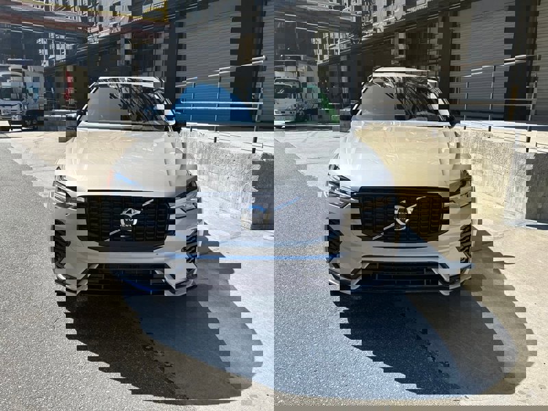 Certified 2025 Volvo XC60 B5 Plus image 1