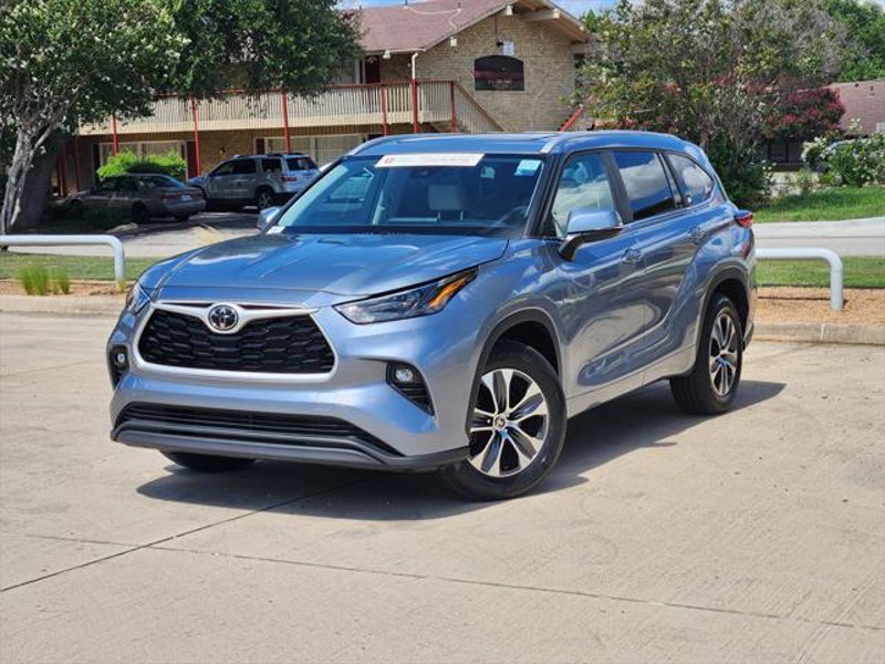Certified 2023 Toyota Highlander XLE image 1