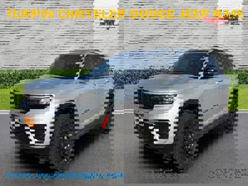 Certified 2024 Jeep Grand Cherokee Altitude image 1