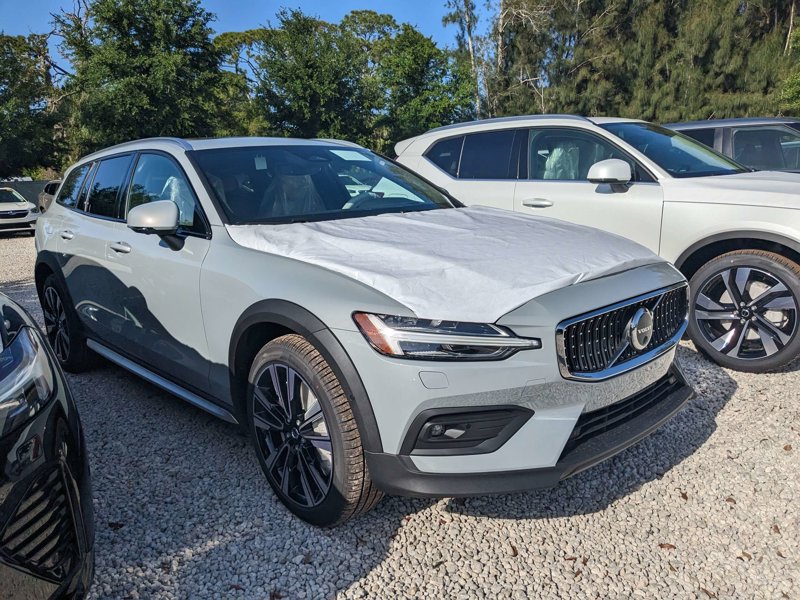 New 2025 Volvo V60 B5 Cross Country Ultra w/ Protection Package Premier image 1